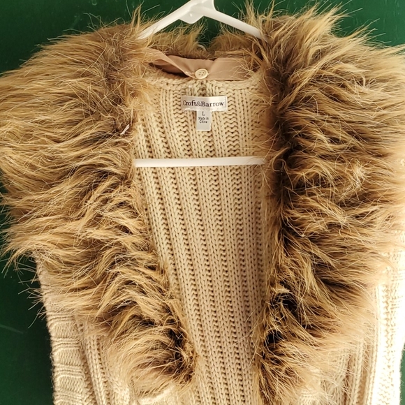 Sleeve sweater with fur collar and belt - Picture 2 of 4